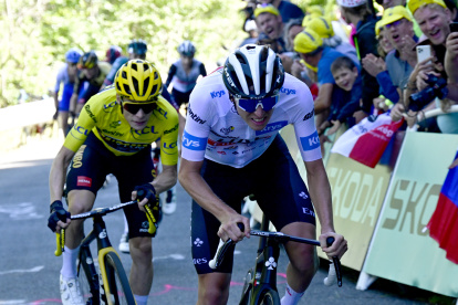 Grand Colombier (France), 14/07/2023.- Slovenian rider Tadej Pogacar (R) of team UAE Team Emirates and Danish rider Jonas Vingegaard of team Jumbo-Visma in action during the 13th stage of the Tour de France 2023, a 138kms race from Chatillon-Sur-Charlaronne to Grand Colombier, France, 14 July 2023. (Ciclismo, Francia, Eslovenia) EFE/EPA/PAPON BERNARD