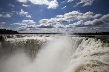 Fotografía de archivo en la que se registró el salto "Garganta del Diablo" en las Cataratas del Iguazú, en el Parque Nacional de Iguazú (Argentina).