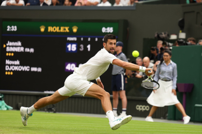 Wimbledon (United Kingdom), 14/07/2023.- Novak Djokovic of Serbia in action during his Men"s Singles semi-final match against Jannik Sinnner of Italy at the Wimbledon Championships, Wimbledon, Britain, 14 July 2023. (Tenis, Italia, Reino Unido) EFE/EPA/NEIL HALL EDITORIAL USE ONLY