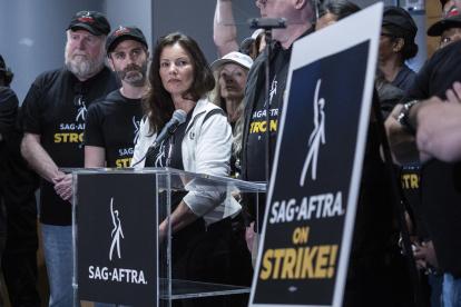 La presidenta de SAG-AFTRA, Fran Drescher (c), asiste a una conferencia de prensa, en Los Ángeles, California (EE.UU.), este 13 de julio de 2023.