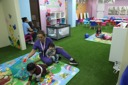 A los niños se les ayuda a desarrollar sus destrezas y habilidades a través de actividades y juegos lúdicos que tienen el acompañamiento de profesionales en el área de educación inicial.