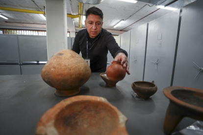 El arqueólogo Andrés Mosquera enseña parte de las piezas talladas el 13 de julio de 2023 en Quito (Ecuador).