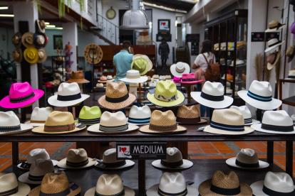 El sombrero de paja toquilla se exhibe en Centro Cultural Ecuatoriano en la capital española acoge la muestra "Hecho en Ecuador".