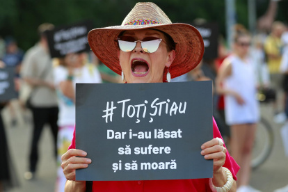 Activistas protestaron en Bucarest ante el caso del maltrato a ancianos en centros geriátricos.