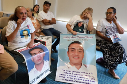 Pistas. Familiares de los desaparecidos durante una reunión reciente.