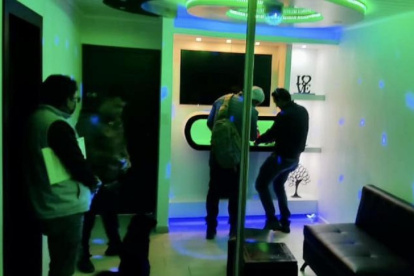 La Policía inspecciona uno de los cuartos para hallar las cámaras de vídeo ocultas.