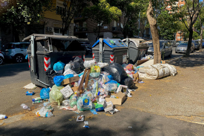 Grandes cantidades de basura sin recoger se evidencian en calles de Roma en las últimas semanas.