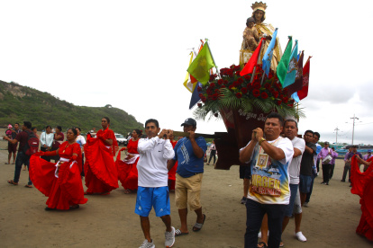 Procesión. Habitantes de El Palmar trasladan en andas a su patrona.