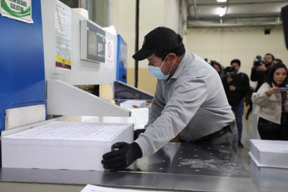 Preparación de papeletas para elecciones anticipadas.