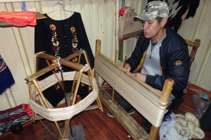 Actividad. César Rodas, en su taller de Gualaceo, a 38 kilómetros de Cuenca. En este cantón hay varios locales que venden los tejidos tradicionales.