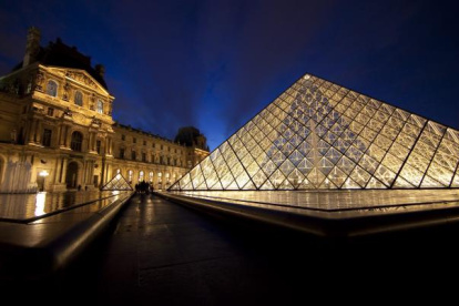 Vista de la pirámide de cristal, entrada al Museo del Louvre, en París.