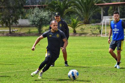 El estratega Santiago Escobar (c) realizó un análisis de la amplia plantilla de los orientales para decidir las bajas para la segunda etapa de la LigaPro.