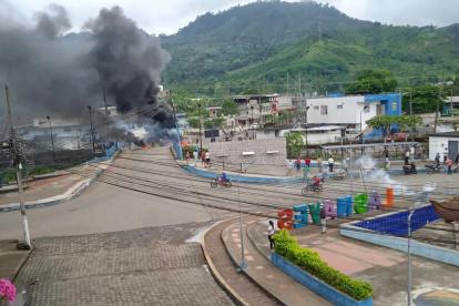 Un grupo de manifestantes protestaron a fuer del recinto policial.