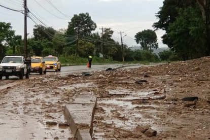 En la capital provincial se registraron deslizamientos de tierra en la vía de ingreso a la ciudad.