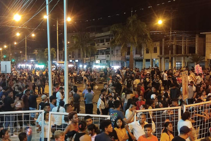 Asistentes y curiosos en el escenario donde se efectuaba la elección de la reina