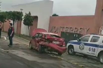 Uno de los autos implicados en el choque, en la Av. Samborondón.