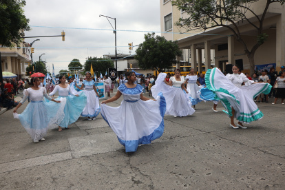 Los estudiantes bailaron al ritmo de ‘Guayaquileño madera de guerrero’, durante el desfile.