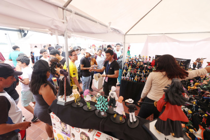 La feria de artesanos y emprendedores se realiza en el ágora del Malecón 2000, por el lado de Aguirre.