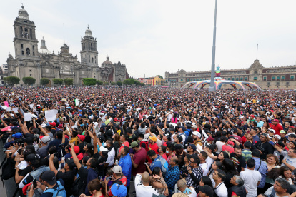 Evidencias. Miles de personas acuden a la ‘Noche de Primavera’, en el Zócalo de la Ciudad de México. El número de humanos se ha triplicado.