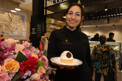 Pastelería. Nicole Robalino, máster, muestra su versión del dulce de tres leches que ofrece en el local Nicole Pastry Arts.