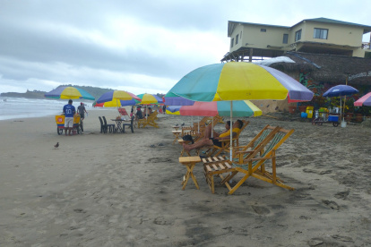 Montañita. En este balneario de la provincia de Santa Elena, que siempre solía estar repleto de turistas en este fecha, apenas llegan unos cuantos visitantes.