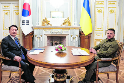 Kiev. El presidente de Corea del Sur, Yoon Suk-yeol, y su par de Ucrania, Volodímir Zelenski.