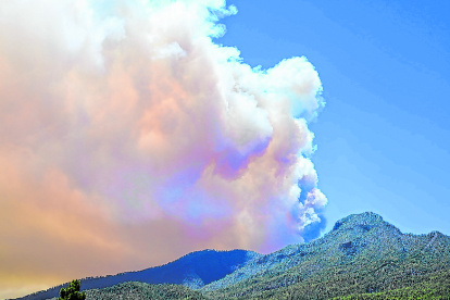 Escena. El incendio al noroeste de La Palma avanza rápido y sin control