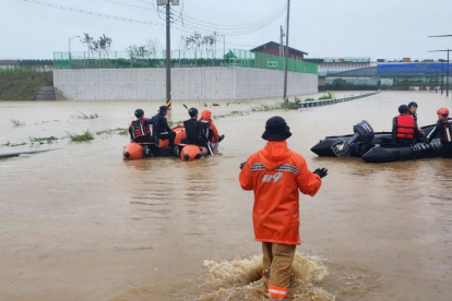 Al sureste de Seúl, una persona falleció ahogada debido a la inundación en un túnel.
