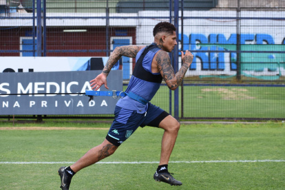 Paolo Guerrero llega con un contrato hasta fin de año a los albos, con la posibilidad de ser renovado por una temporada más.