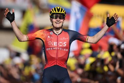La celebración del español Carlos Rodríguez tras imponerse en una exigente jornada de montaña y sumar su primer triunfo en una etapa del Tour de Francia.