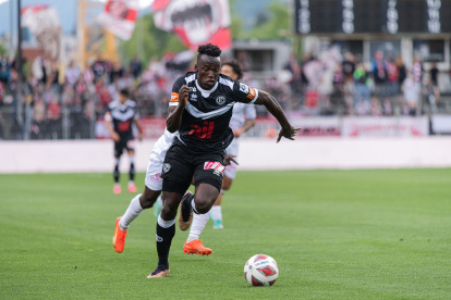 Jhon Jairo Espinoza se ha consolidado como titular en Lugano de Suiza.