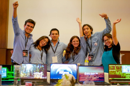 Un grupo de estudiantes de la UESS durante un programa de elaboración de proyectos interdisciplinarios.para la solución creativa de problemas.