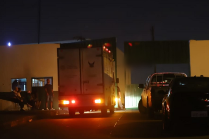 Los exteriores del colegio durante la noche del sábado 15 de julio.