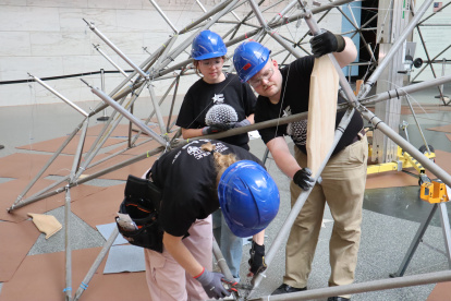 Estructura. Estudiantes y docentes de la Universidad Católica de América reconstruyen el ‘Weatherbreak’.