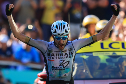 Saint-gervais Mont-blanc Le Bett (France), 16/07/2023.- Dutch rider Wout Poels of team Bahrain-Victorious wins the 15th stage of the Tour de France 2023, over 180kms from Les Gets les Portes du Soleil to Saint-Gervais Mont-Blanc le Bettex, France, 16 July 2023. (Ciclismo, Bahrein, Francia) EFE/EPA/MARTIN DIVISEK