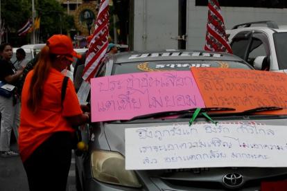 Manifestantes y activistas protestaron contra los senadores elegidos a dedo por la extinta junta militar y bloquear el nombramiento del Primer Ministro de Tailandia