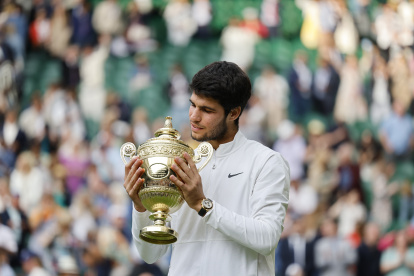 Wimbledon (United Kingdom), 16/07/2023.- Carlos Alcaraz of Spain poses with the trophy after winning his Men"s Singles final match against Novak Djokovic of Serbia at the Wimbledon Championships, Wimbledon, Britain, 16 July 2023. (Tenis, España, Reino Unido) EFE/EPA/TOLGA AKMEN EDITORIAL USE ONLY EDITORIAL USE ONLY
