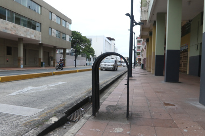 En Eloy Alfaro y Venezuela se han robado un tacho de basura.