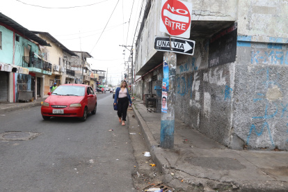 Las veredas y calles del Barrio Cuba están cuarteadas.