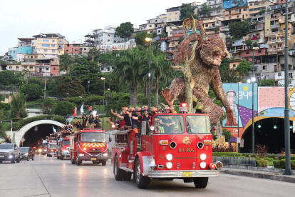Los carros de los bomberos recorrieron las calles del norte de la ciudad.