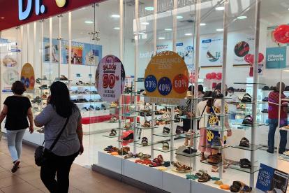 Oferta. Una de las tiendas que ofrece una rebaja del 50 %.