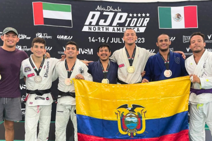 La bandera tricolor flameó en Cancún.