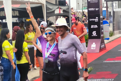 Elizabeth Bravo y Armando Matute festejan tras ganar el IronMan 70.3 en Manta.
