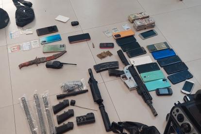 La Policía decomisó en el operativo un fusil, 11 cartuchos de fusil, 18 celulares y radios de comunicación.