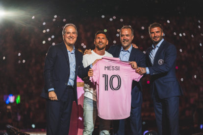 Los directivos del club le hicieron la entrega de la camiseta a Messi.
