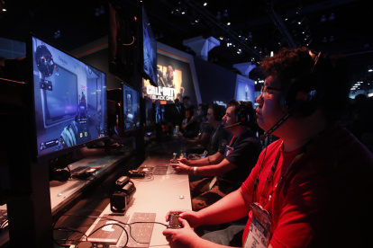 Personas juegan a Call of Duty durante la Electronic Entertainment Expo.
