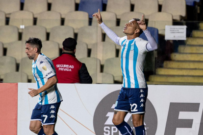 El último club del delantero Paolo Guerrero (d) fue el Racing argentino, donde marcó tres goles.