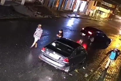 Estos serían los cuatro sujetos, captados por una cámara de seguridad, que habrían perpetrado el crimen