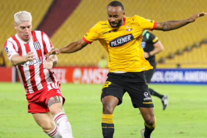 Leonai Souza (d) Barcelona disputa el balón con Benjamín Rollheiser de Estudiantes.