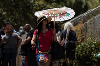 Calor. Una mujer se protege del sol en el Echo Park, en Los Ángeles, California.